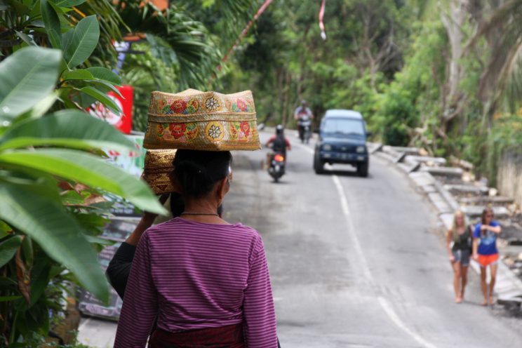 Kuvia Balilta. Uluwatu, katunäkymä.